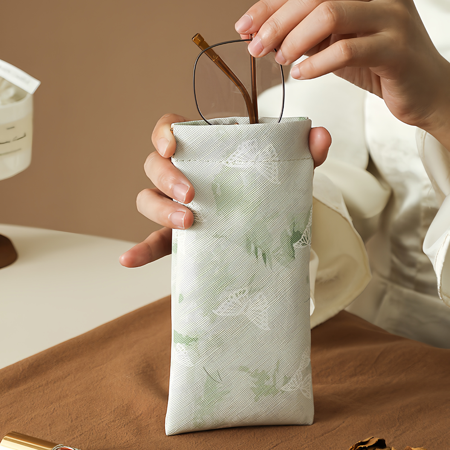 Retro Style Glasses Bag, Spring-Type Opening Mini Pouch